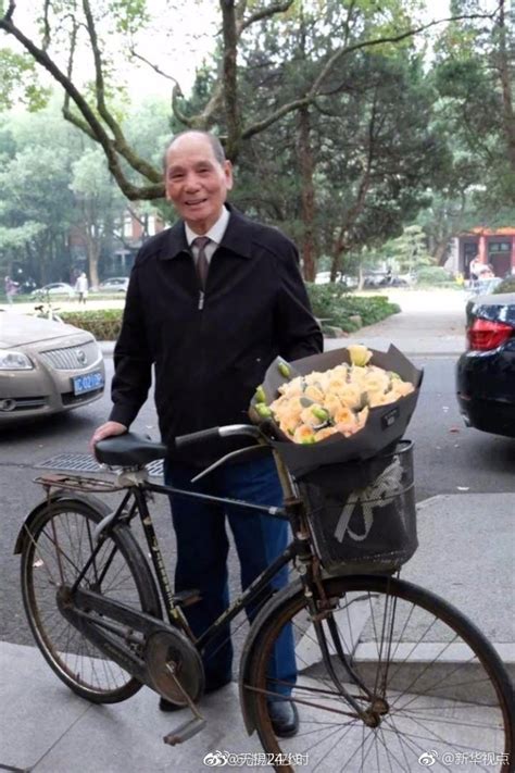 84岁老人捡废品30余年捐给学生_新闻中心_中国网