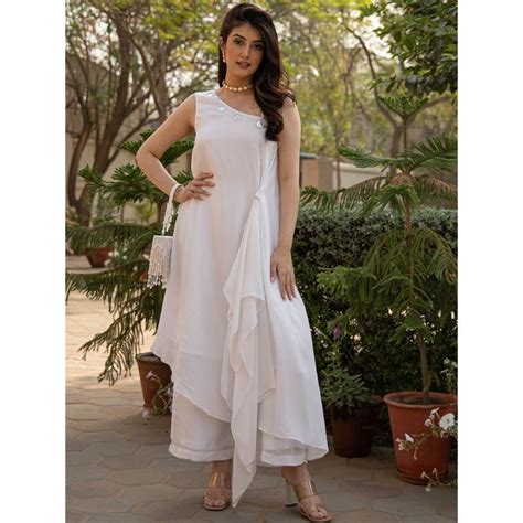 White outfits for Holi: White kurtas, T-shirts and more oufits to go for