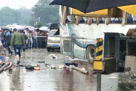 安徽赴扬州载18人大巴车侧翻 已致2人死亡_首页社会_新闻中心_长江网_cjn.cn