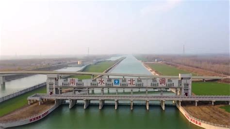 京杭大运河济宁段，当梁济运河遇到南水北调，航拍长沟泵站_新浪新闻