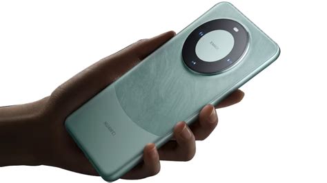 Huawei Mate 60 Pro featuring 6.82-inch AMOLED display, satellite ...