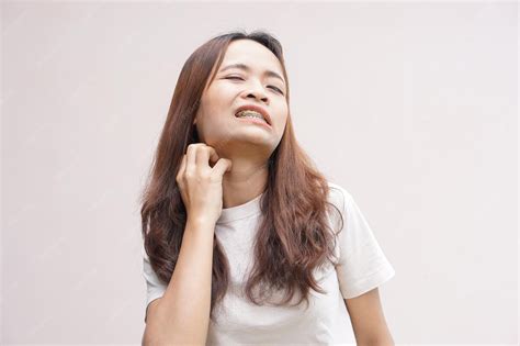Premium Photo | Asian woman having throat itching