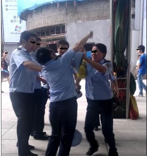 重庆两女城管当街打架 网友围观当看笑话(组图)-女城管-北方网-新闻中心