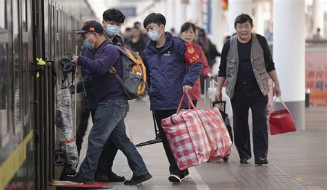 江西南昌：1285名务工人员乘坐“共青团号”列车返乡（图）凤凰网江西_凤凰网
