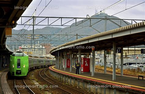 函館駅発車を待つ789系スーパー白鳥28号と函館山の写真素材 [110127703] - イメージマート