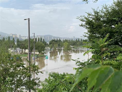 韩国暴雨灾害已致30人死亡 台风将至或使灾情持续扩大_新浪新闻