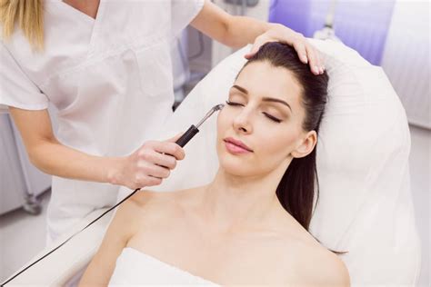 Low-Level Laser Therapy for Hair: Effective or Not – Saturn by GHC