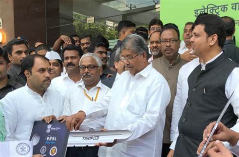 EESL hands over 6 EVs to PWD of Government of Maharashtra | Autocar ...