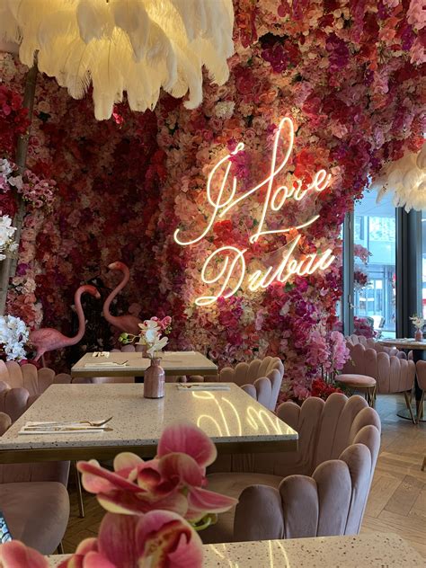 Breakfast date | Restaurant interieur, Bloemenwand, Restaurant