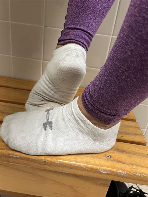 Smell my dirty socks👃🏻🦶🏻 : r/anklesockgirls