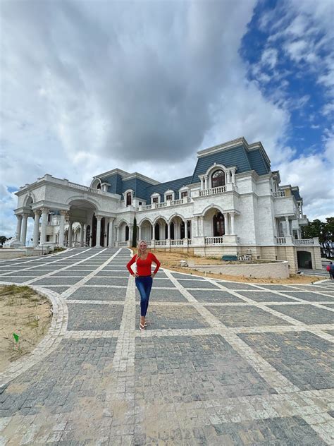 'Queen of Versailles' Jackie Siegel reveals first look…