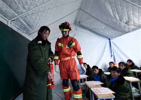 Photos Chine : reprise des classes après le séisme au Qinghai — Chine ...