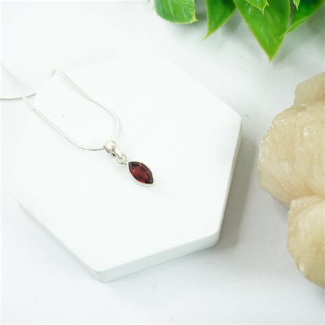 Garnet Silver Pendant : Vertical Eye Shaped – Love Rocks