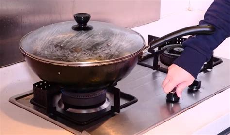 锅盖上的油垢又厚又顽固，怎么刷怎么洗都去不掉，怎么办？