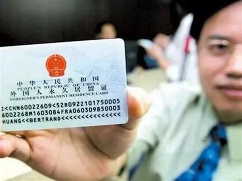 两位在汉外籍华人获“中国绿卡” 申办程序简化_大楚网_腾讯网
