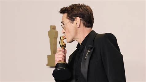Oscars Night Elegance with Celebrated Actor - HD Wallpaper