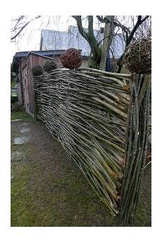 sichtschutz aus naturmaterial selber machen selbst gefertigter flechtzaun aus weidenruten mit kugeln sichtschutz aus naturmaterial selber machen selbst gefertigter flechtzaun aus weidenruten mit kugeln