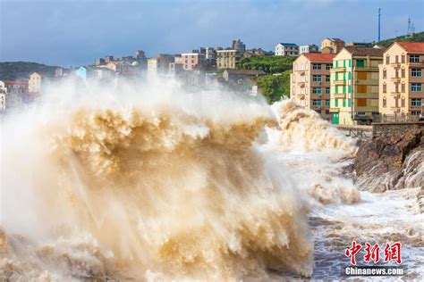 台风“烟花”逼近浙江沿海 掀起近30米惊涛巨浪-新闻中心-温州网