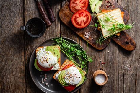 Eggs on a plate with avocado and tomatoes | Premium Photo