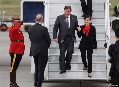 画像・写真：到着した石破首相夫妻：時事ドットコム