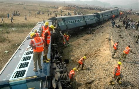 印度列车再出惨烈事故：和工程车相撞 数十死伤(图)_天维新闻频道 - Skykiwi.com