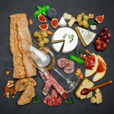 Différents types de fromages, viandes, fruits et vins | Photo Premium