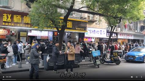 武汉80名宣传员进驻8处公交站引导排队上车 全面推广排队上车存难题_新浪新闻