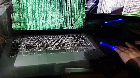 隐藏的黑客高手用计算机在做数据图片素材-正版创意图片500335532-摄图网