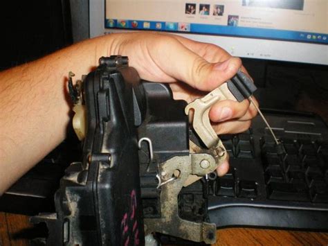 Volkswagen Passat B5: how to disassemble the driver’s door and repair ...