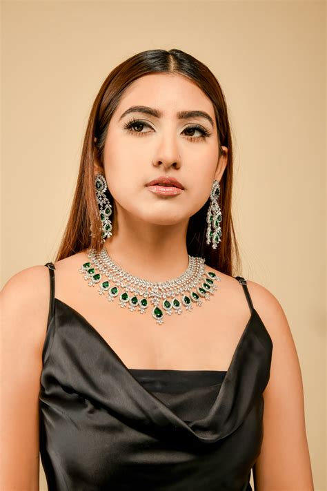 Inēs Emerald Necklace Set – Diva Art Jewellers