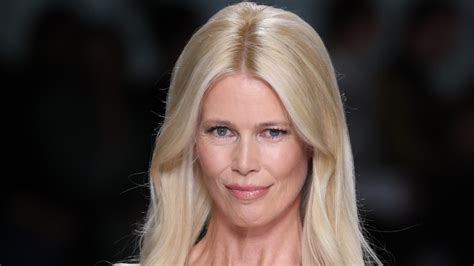 Im Leo-Look und mit üppigem Dekolleté: So sexy präsentiert sich Claudia ...