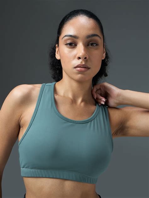 Women Slim Fit Scoop Neck Sports Bra with ELASTO PLUS for Training