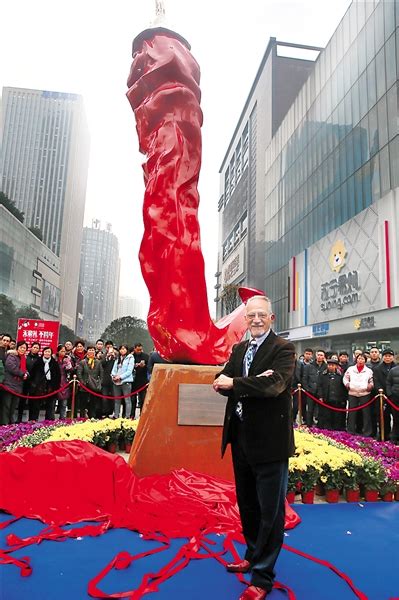 世界最大辣椒雕塑落户观音桥 高6米重380公斤_新浪重庆_新浪网