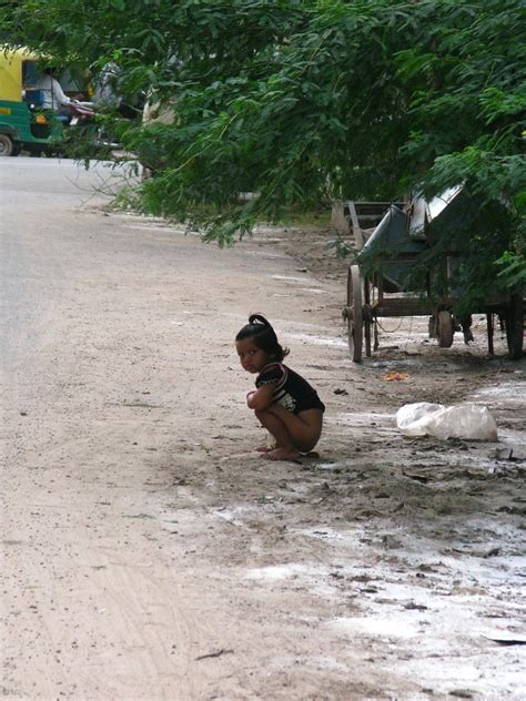 Girl defecating near her house, Paldi, Ahmedabad | The Potty Project ...
