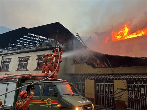 四川甘孜州雅江森林火灾已形成3个火场 1200余人正在扑救|火场|消防总队|甘孜州_新浪新闻