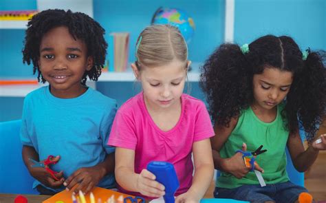 Kids Doing Crafts 的图像结果