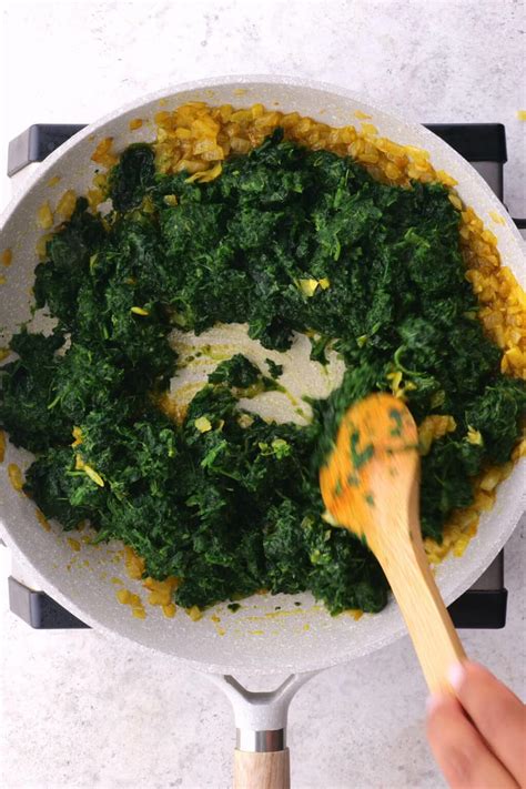 Palak Paneer vs Saag Paneer (Key Differences to Know!) - Foodess