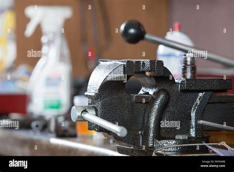 Work Bench with Vice 的图像结果