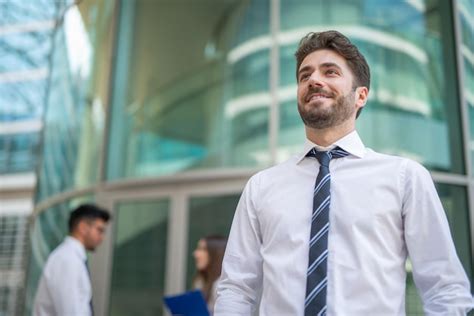 Business People Smiling in Group Photo 的图像结果