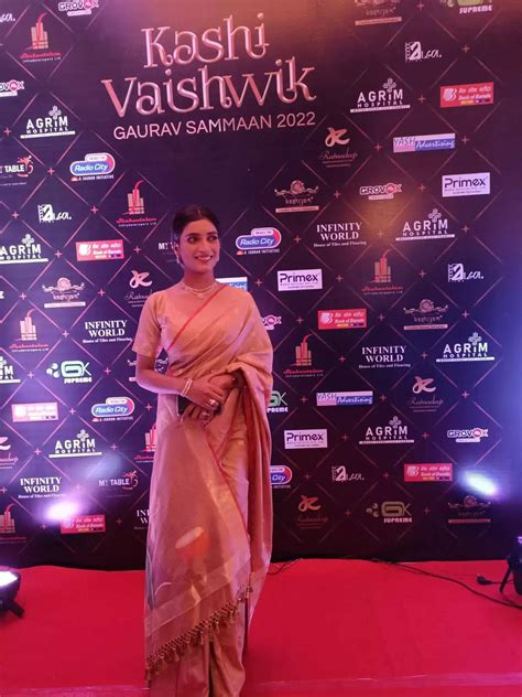Manya Singh honoured with an award at the Kashi Vaishwik Gaurav Sammaan ...