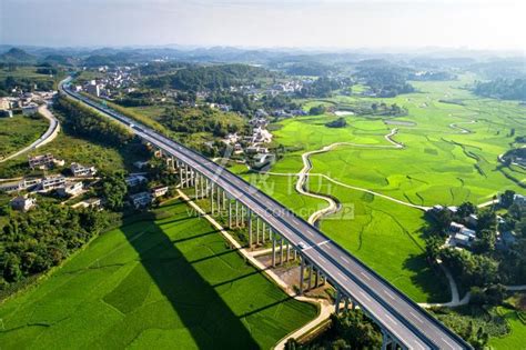 贵州黔西：高速公路穿越田园-人民图片网