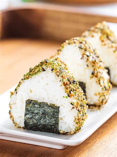 Easy Onigiri お握り (Japanese Rice Balls) - Drive Me Hungry