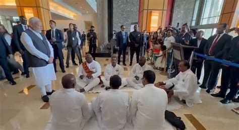 WATCH: PM Modi Witnessing Bhojpuri 'Chautaal' After Arriving In ...