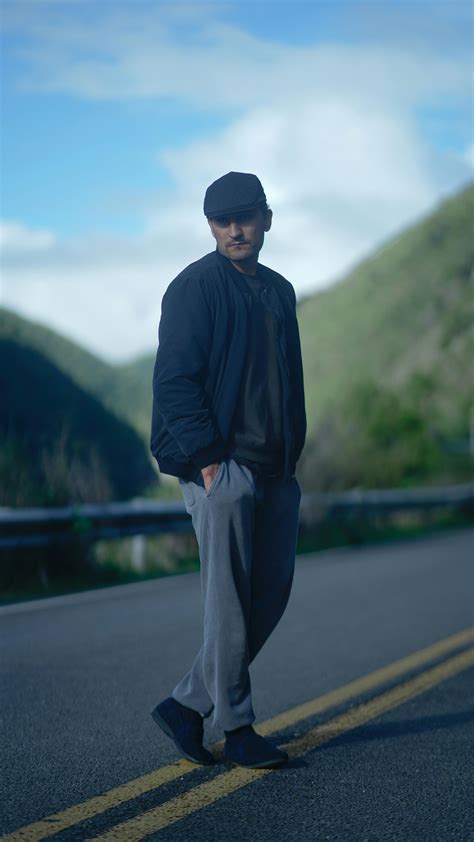 Man Standing Back View 的图像结果