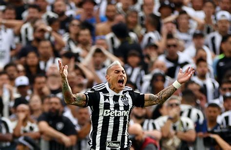 Eduardo Vargas llega a Nacional de Uruguay y golpea a la U - La Tercera