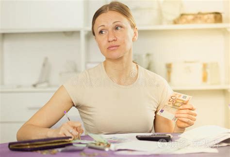 女人计算钱为支付的账单照片-正版商用图片3bsefm-摄图新视界