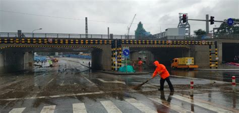 北京暴雨导致通州一铁路桥下积水严重 车辆被困_图片频道_财新网