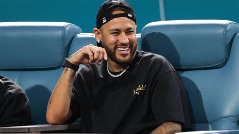 Fans slam Neymar after spotting him doing something 'VERY inappropriate ...