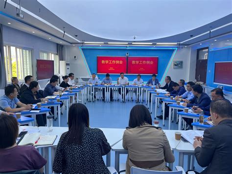 管理服务学院邀请安庆师范大学高向东教授作《科学认识儿童》专题讲座