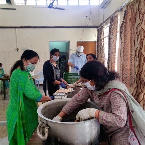 Free Photo: Sarita Vihar's RWA supplies food to nearby poor residents